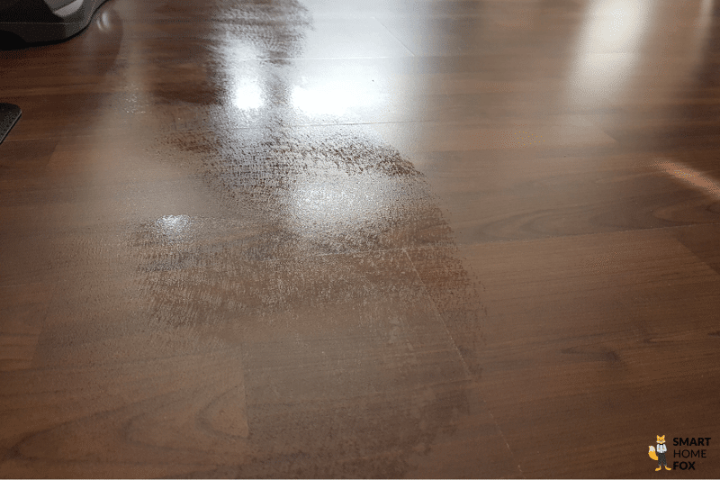 Yeedi Vac 2 Pro mops the laminated floor.
